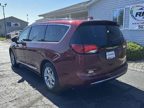 Used 2019 Chrysler Pacifica Limited FWD image 3