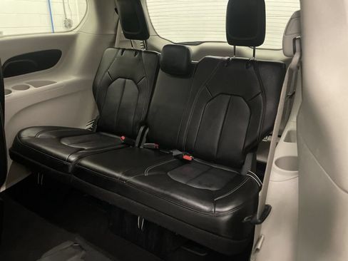 Used 2023 Chrysler Pacifica Touring-L FWD image 29