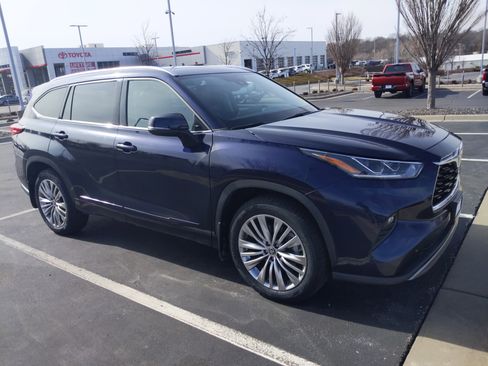 Certified 2022 Toyota Highlander Platinum image 2