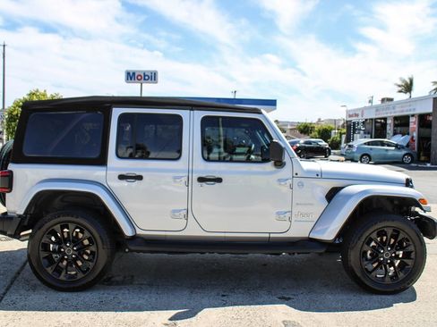 Used 2024 Jeep Wrangler Unlimited Sahara w/ Technology Group image 6