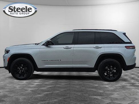 Certified 2024 Jeep Grand Cherokee Altitude AWD/4WD image 2