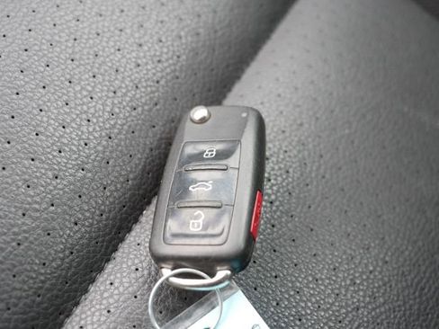 Used 2017 Volkswagen Tiguan S image 35