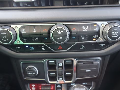 Used 2025 Jeep Wrangler Unlimited Rubicon 4xe w/ Convenience Group AWD/4WD image 22