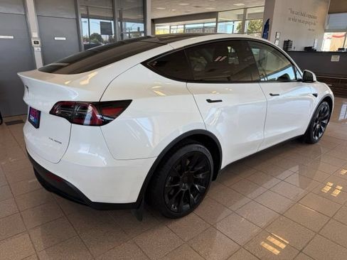 Used 2022 Tesla Model Y Long Range AWD/4WD image 3