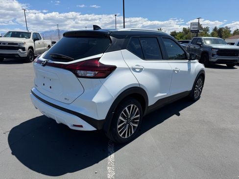 Used 2022 Nissan Kicks SV FWD image 3