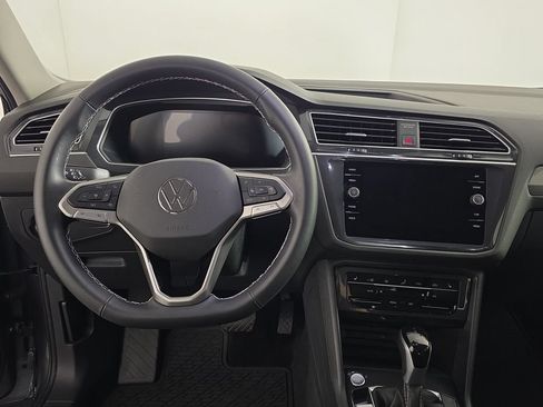 Used 2024 Volkswagen Tiguan SE w/ Panoramic Sunroof Package AWD/4WD image 11