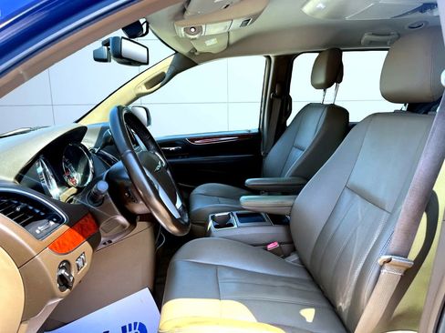 Used 2015 Chrysler Town & Country Touring-L w/ Driver Convenience Group FWD image 11
