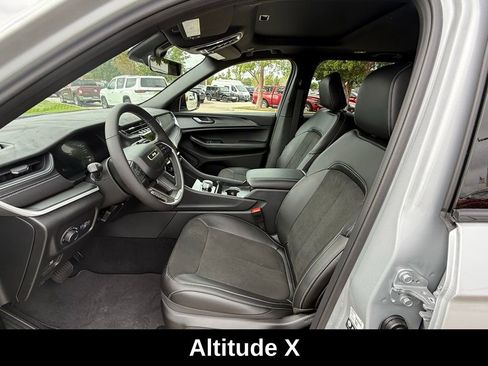 New 2025 Jeep Grand Cherokee Altitude image 10