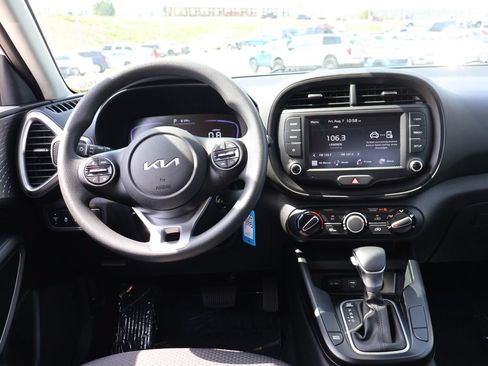 Used 2025 Kia Soul LX w/ LX Technology Package FWD image 19