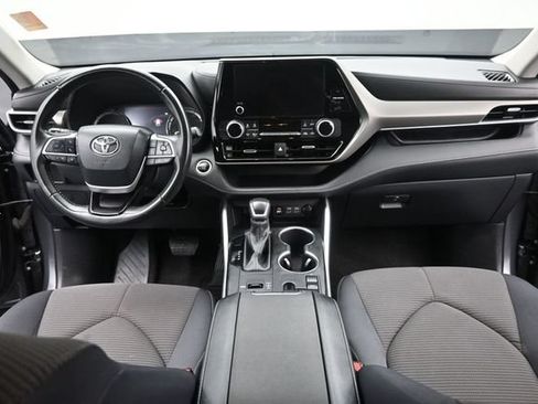 Used 2024 Toyota Highlander LE FWD image 10