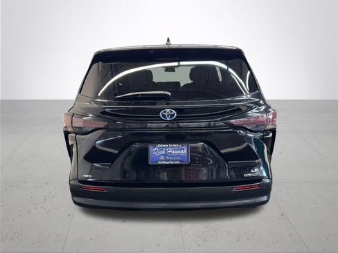 Used 2024 Toyota Sienna LE AWD/4WD image 5