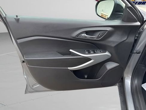 Used 2025 Chevrolet Trax RS w/ Sunroof Package image 39