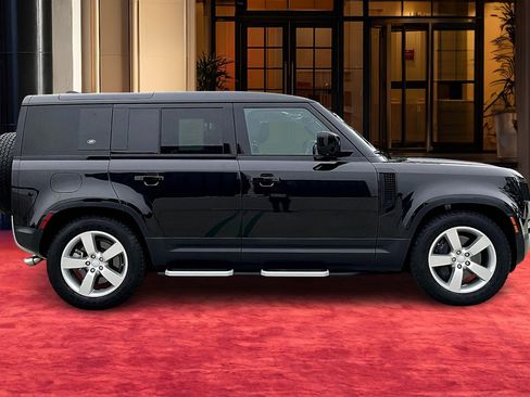 Used 2024 Land Rover Defender 110 SE image 13