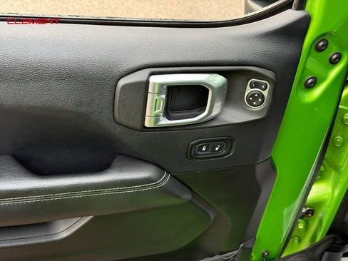 Used 2019 Jeep Wrangler Unlimited Sahara AWD/4WD image 18