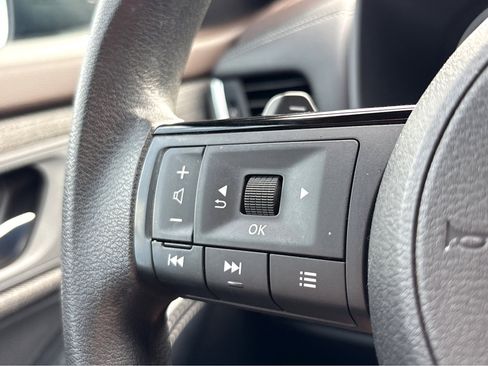 Used 2023 Nissan Rogue SV image 15