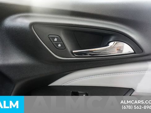 Used 2025 Chevrolet Trax LT FWD image 43