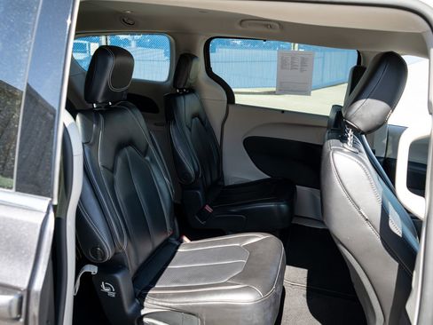 Used 2023 Chrysler Pacifica Touring-L FWD image 21