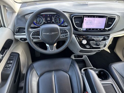 Used 2023 Chrysler Pacifica Touring-L FWD image 12