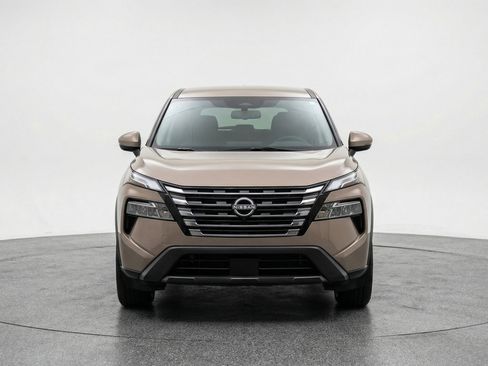 Used 2025 Nissan Rogue SV image 2