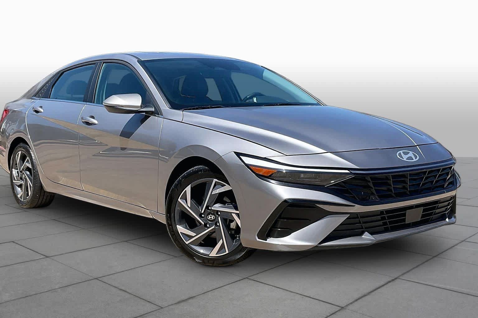 Certified 2025 Hyundai Elantra Limited FWD image 3