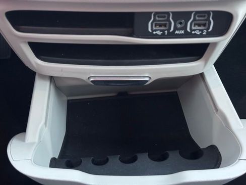 Used 2024 Chrysler Pacifica Touring-L image 50