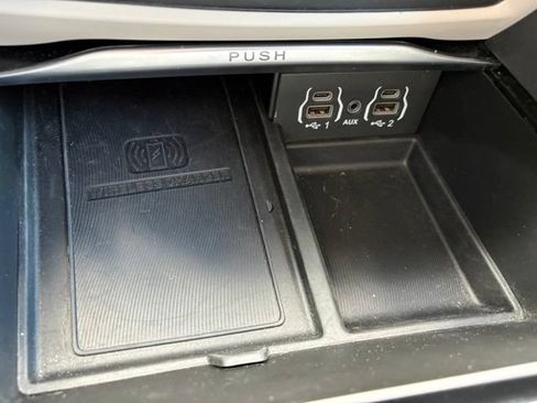 Used 2024 Chrysler Pacifica Limited FWD image 19