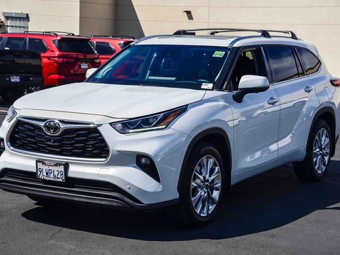Used 2024 Toyota Highlander Limited image 3