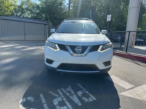 Used 2016 Nissan Rogue SV image 2