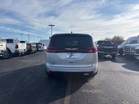 New 2026 Chrysler Pacifica Limited image 4