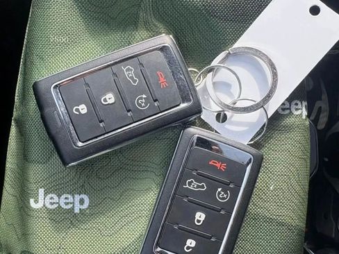 Used 2022 Jeep Grand Cherokee Limited image 31