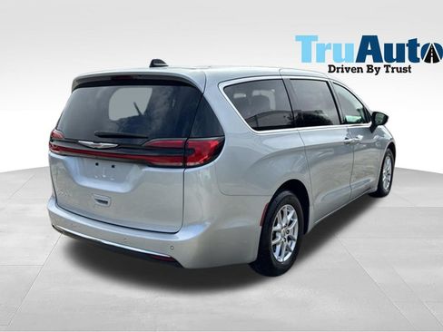 Used 2023 Chrysler Pacifica Touring-L FWD image 7