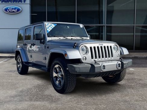 Used 2018 Jeep Wrangler Unlimited Sahara image 3
