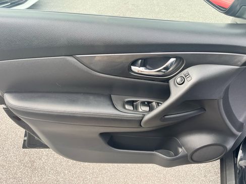 Used 2018 Nissan Rogue S image 11