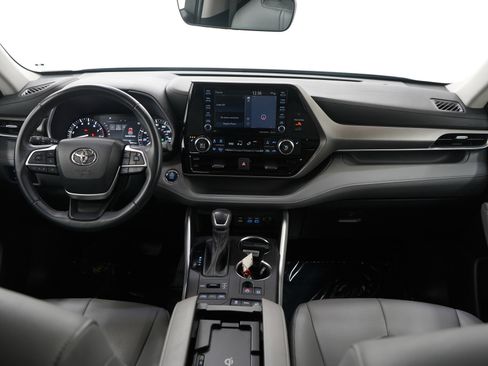 Used 2022 Toyota Highlander XLE image 14