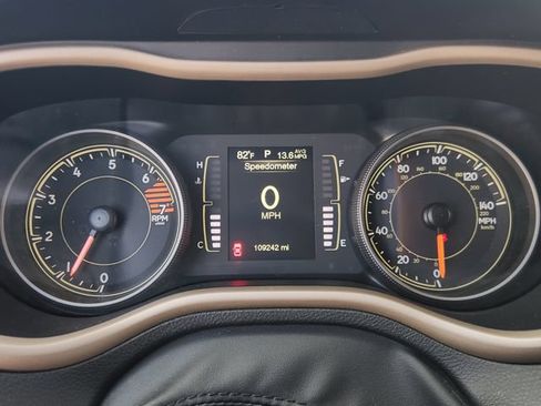 Used 2017 Jeep Cherokee Latitude FWD image 16