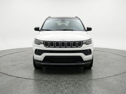 Used 2025 Jeep Compass Latitude AWD/4WD image 2