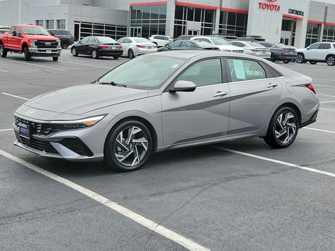 Used 2025 Hyundai Elantra SEL FWD image 3