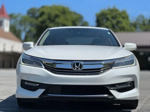 Used 2017 Honda Accord Touring image 2