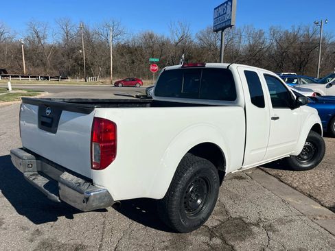 Used 2015 Nissan Frontier SV image 10