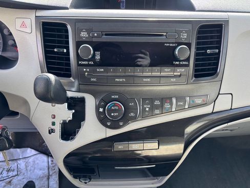 Used 2013 Toyota Sienna LE image 21
