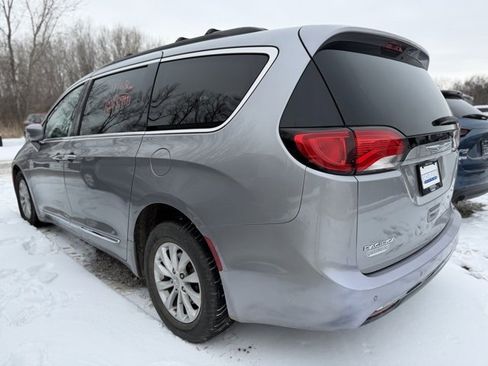 Used 2017 Chrysler Pacifica Touring-L image 3