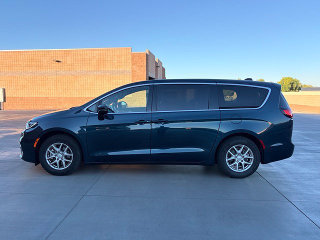 Used 2025 Chrysler Pacifica Select FWD image 9