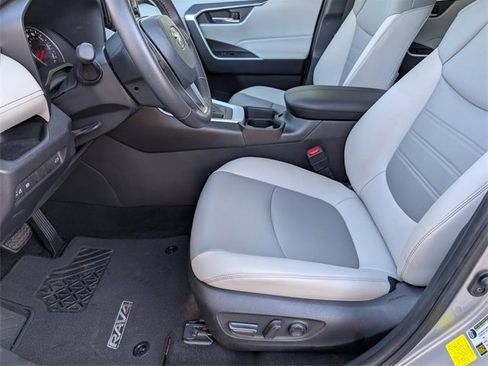 Used 2021 Toyota RAV4 XLE Premium image 15