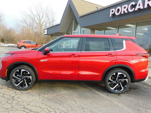 New 2025 Mitsubishi Outlander SE image 2