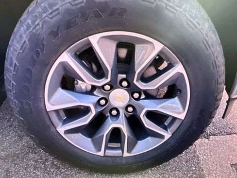 Used 2023 Chevrolet Silverado 1500 LT AWD/4WD image 9