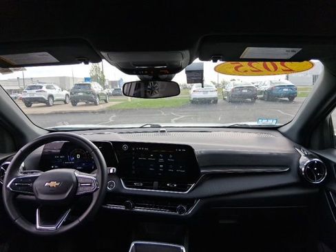 Used 2025 Chevrolet Equinox LT image 11