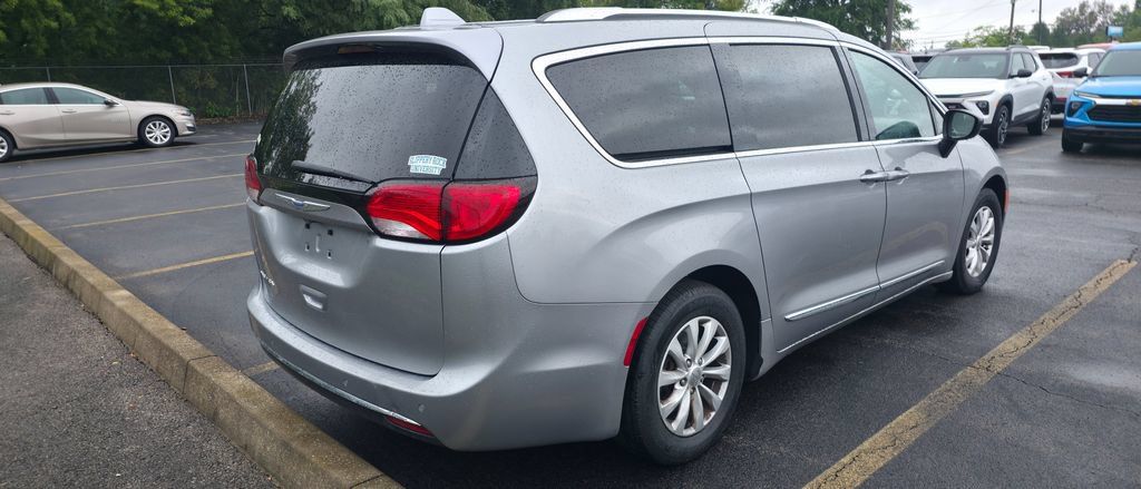 Used 2018 Chrysler Pacifica Touring-L FWD image 6