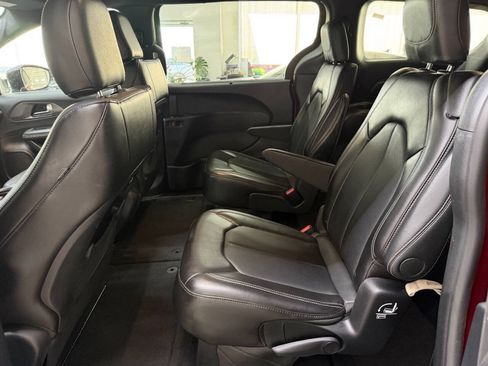 Used 2025 Chrysler Pacifica Select FWD image 12