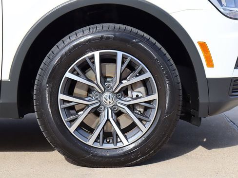 Used 2020 Volkswagen Tiguan SE w/ Panoramic Sunroof Package image 46