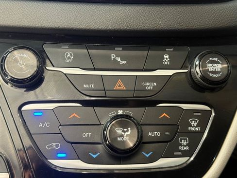 Used 2018 Chrysler Pacifica Touring-L w/ Premium Audio Group FWD image 36